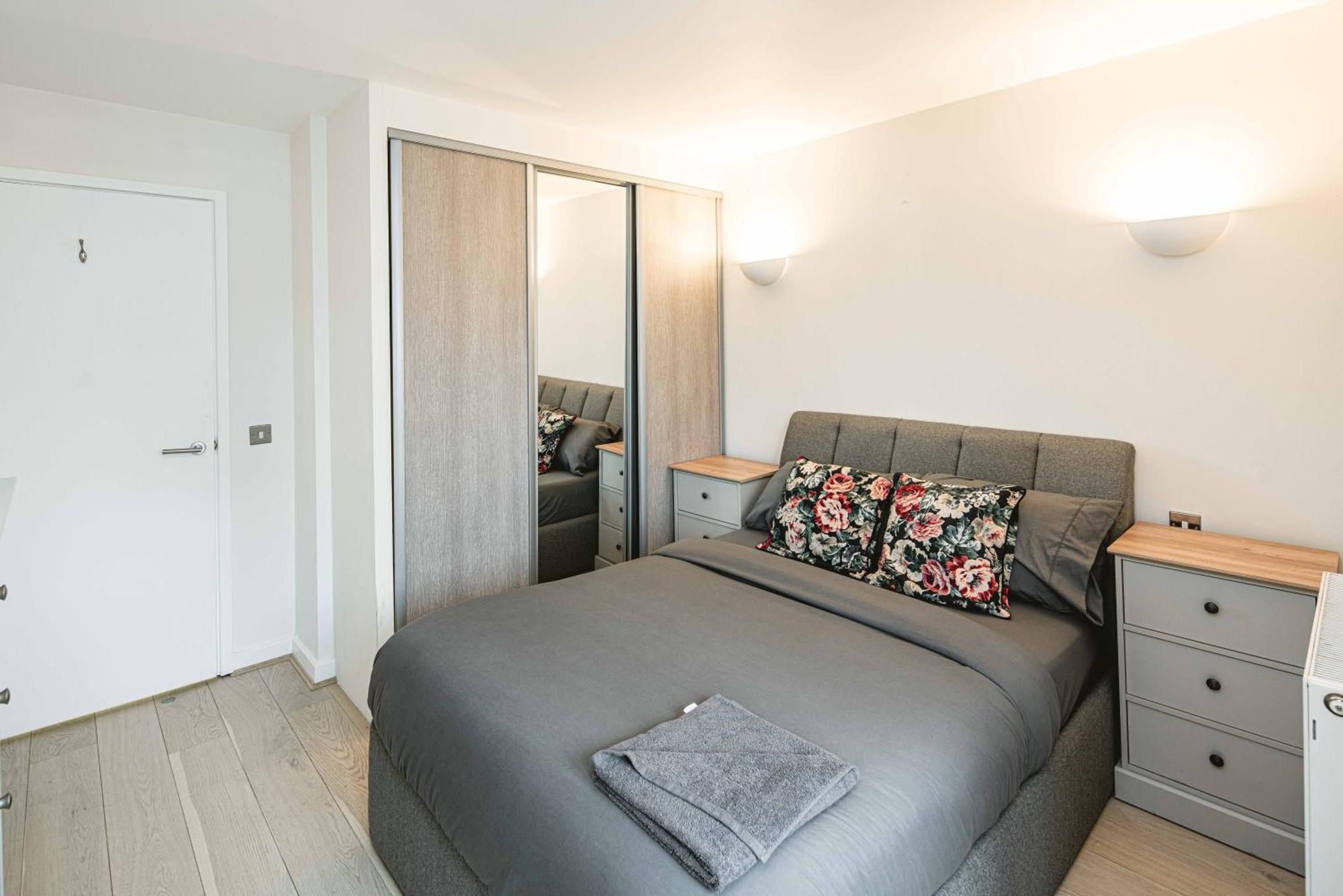 Beautiful Penthouse Apartment With Private Terrace In Greenwich Peninsula 런던 외부 사진
