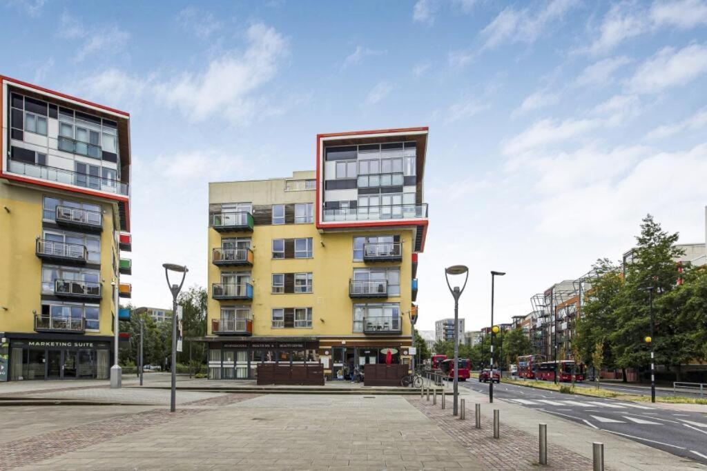 Beautiful Penthouse Apartment With Private Terrace In Greenwich Peninsula 런던 외부 사진